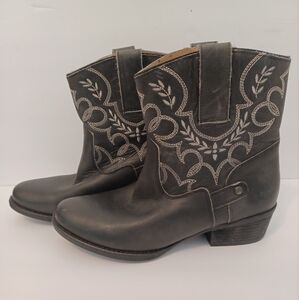 Sterling River Women's Size 10 Black with White Embroidery R-Toe Booties SR6013